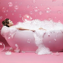 Charger l&#39;image dans la galerie, Women Taking Bath After Using Organic Body Polish
